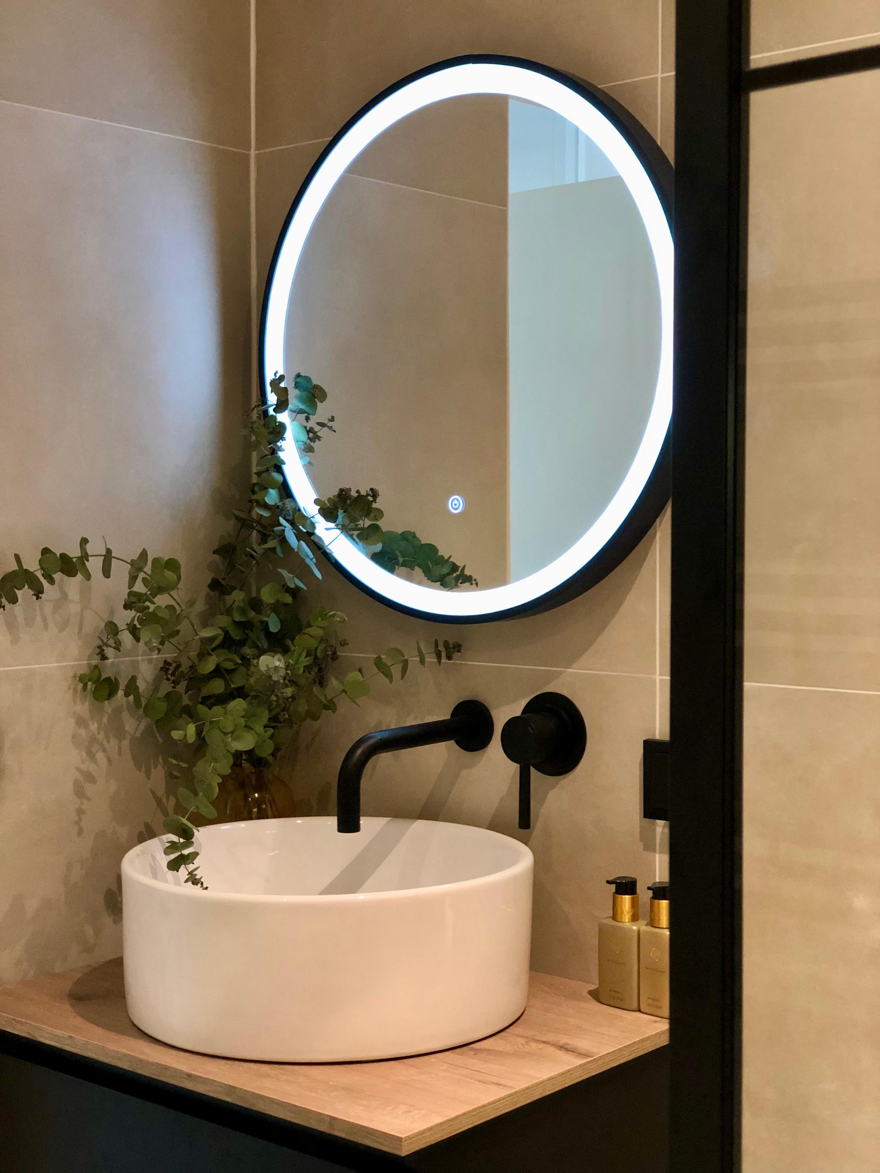 Vakman aan de werkbank met meetlint en potlood