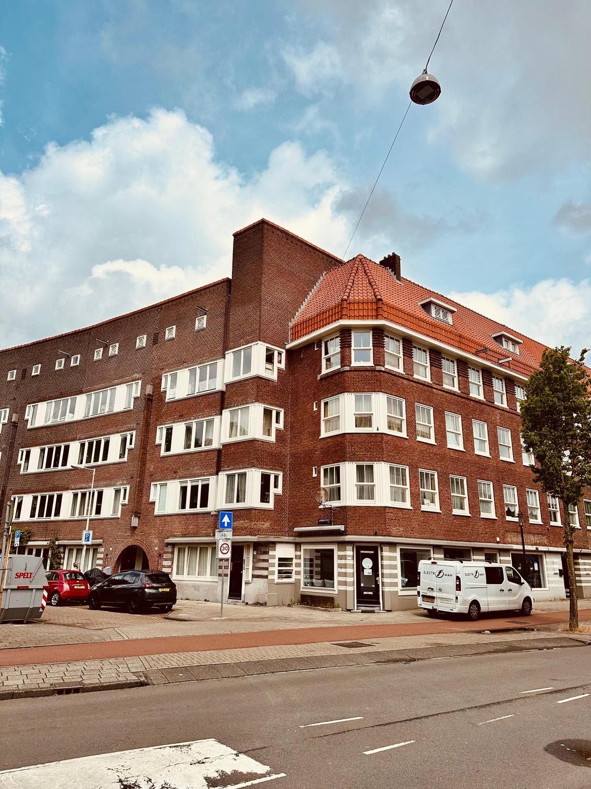 Vakman installeert kozijn tijdens renovatie