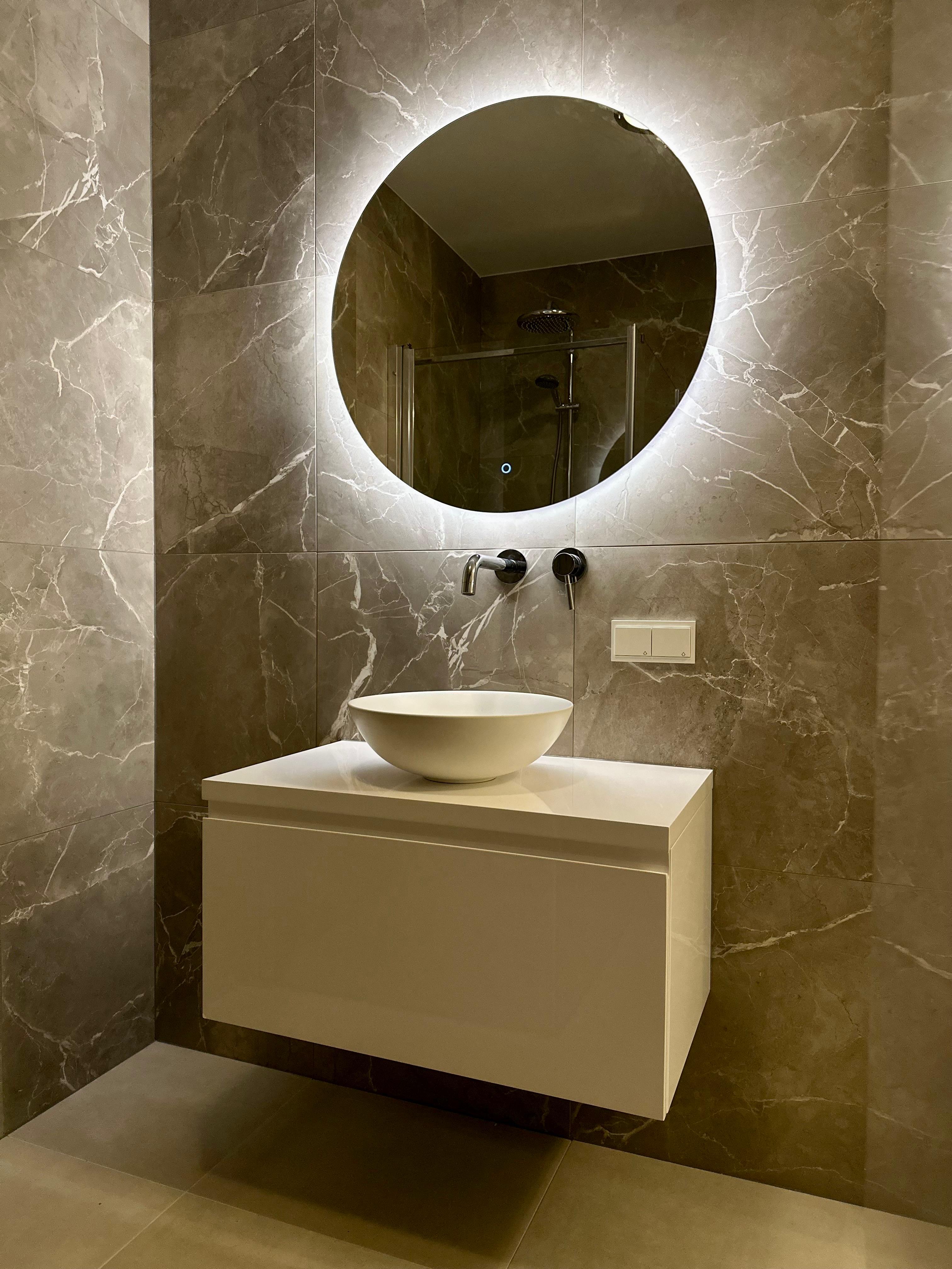 Vakman schildert de rand van een muur